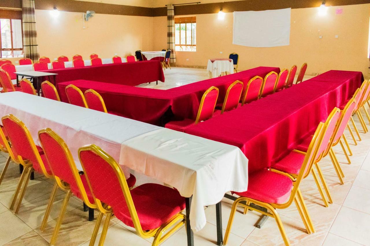 Rwenzori International Hotel Касесе Экстерьер фото
