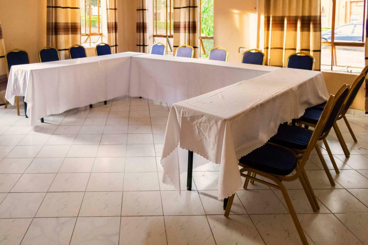 Rwenzori International Hotel Касесе Экстерьер фото